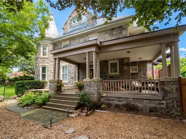 54 Bruce St, Cambridge, ON N1R 2E3
