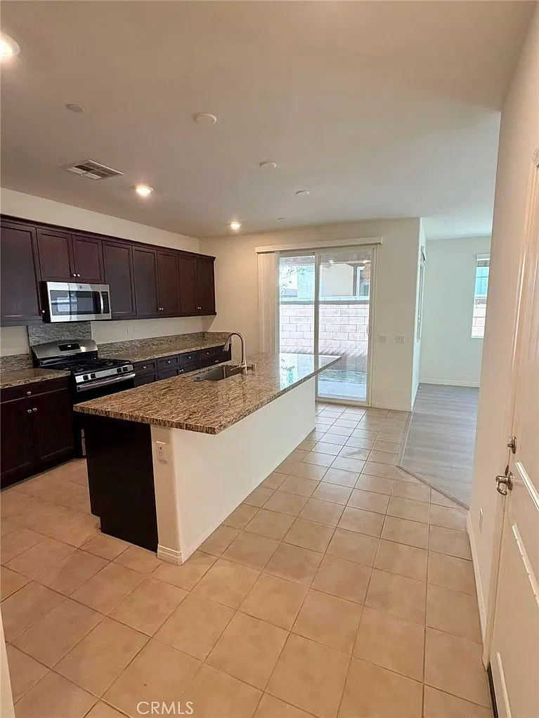 4 bed, 2469 sqft, $3,500 — Photo 3