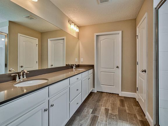 4th image of 95 Silver Creek Pl