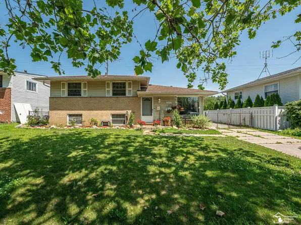 22452 Candace Dr, Rockwood, MI 48173