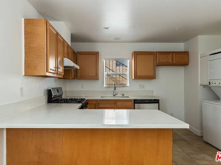 1206 N Beachwood Dr — Photo 7