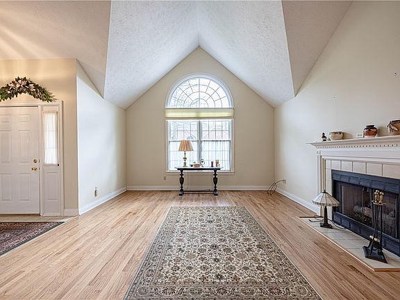 3rd image of 224 Country View Dr