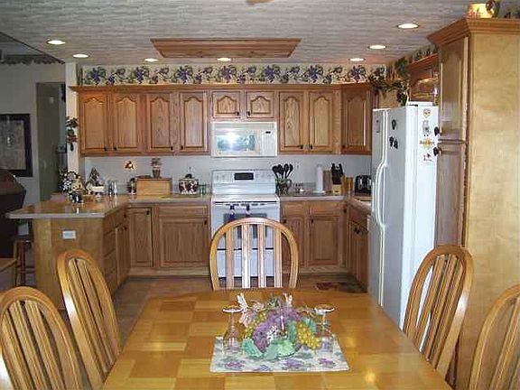 5th image of 587 Beechwood Ave