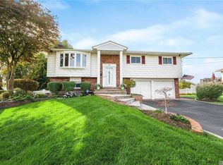46 Scholar Ln, Commack, NY 11725