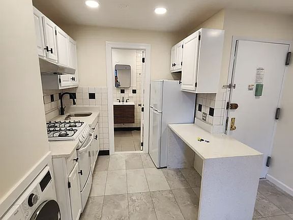 5th image of 407 W 39th St #W4d