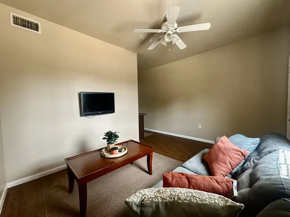409 Nacogdoches St #6, Center, TX 75935