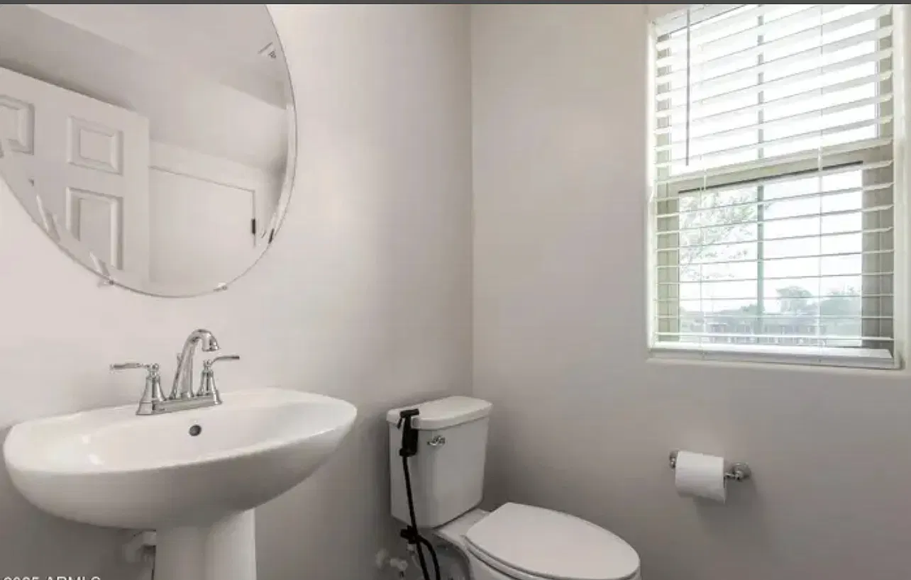 3 bed, 2.5 bath, 1839 sqft, $2,400 — Photo 2