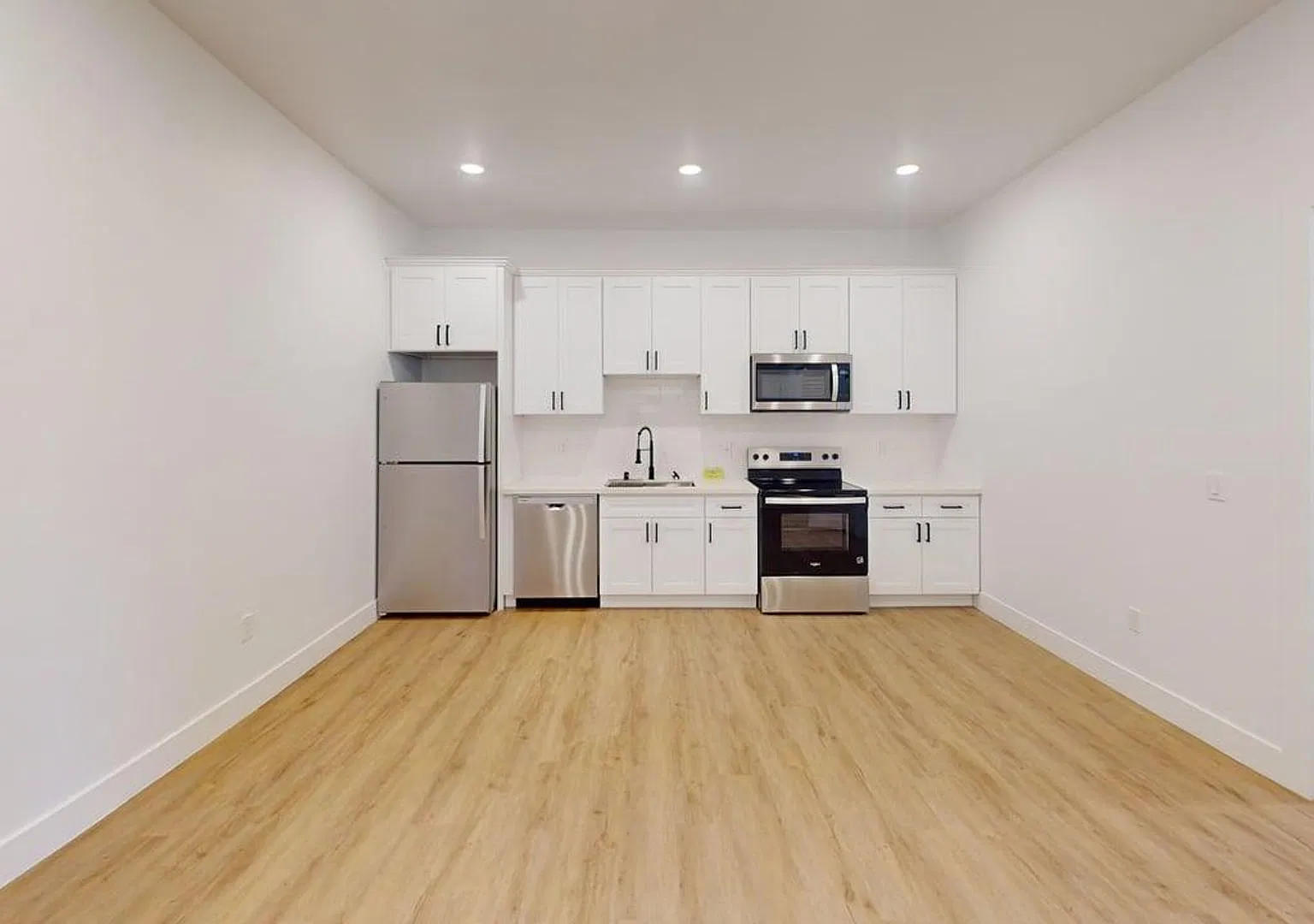 Huge Three Bedroom Available in West Hollywood — Photo 3