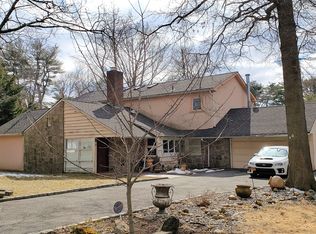 40 Carriage Ln, Roslyn Heights, NY 11577