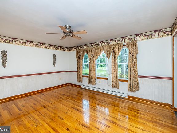 5th image of 35 Lyons Ln