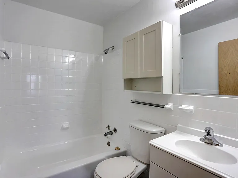 Wayzata Lake Apartments — Photo 34