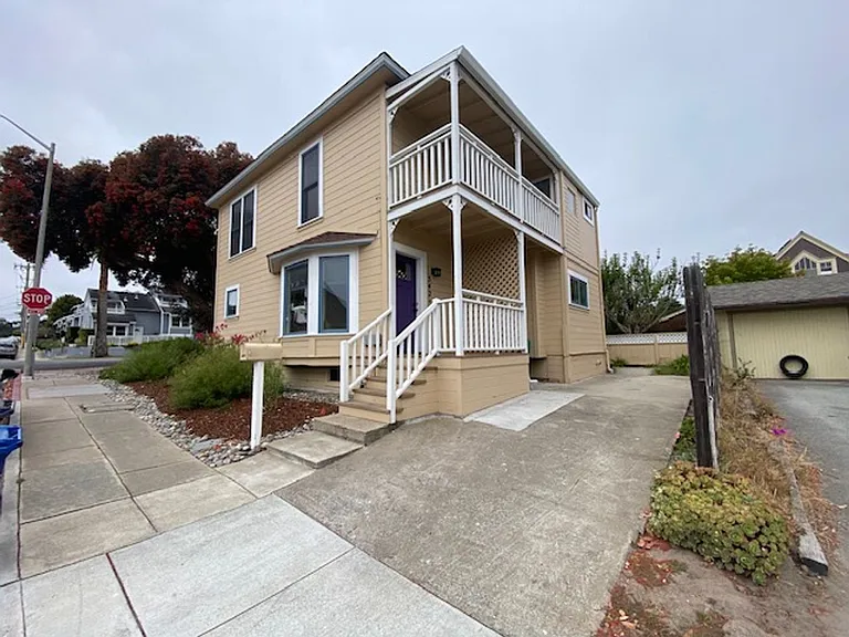 542 Pine Ave — Photo 1