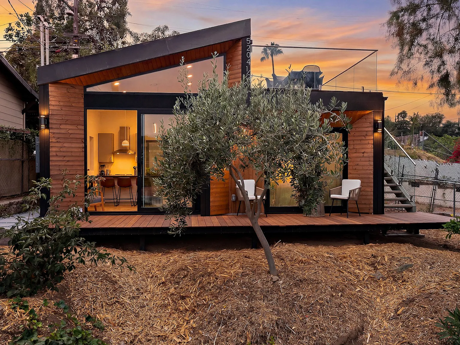 Luxury Designer Retreat | Private Rooftop Deck + Parking | Utilities Included Casetta York — Photo 3