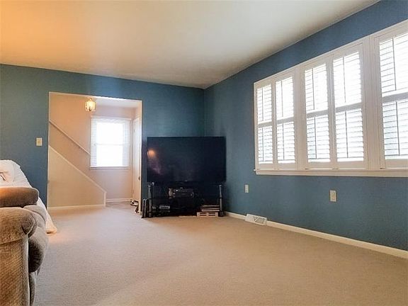 3rd image of 117 E 1st Ave