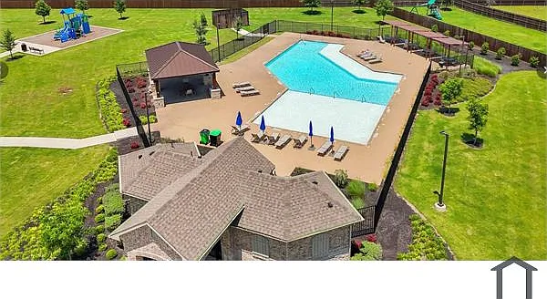4 bed, $2,500 — Photo 2