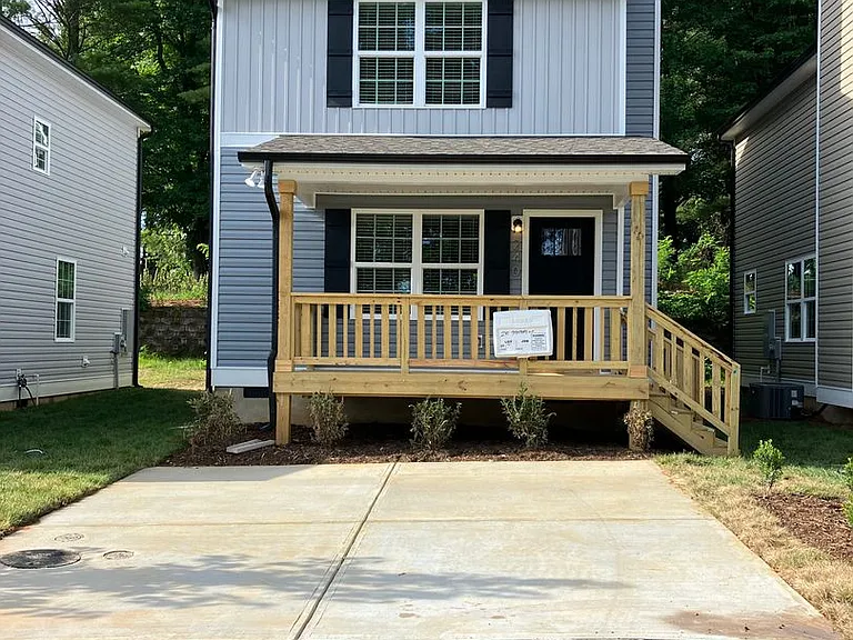 291 Stratford Ln — Photo 2