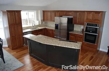 Spacious kitchen with island : Granite countertops and upgraded appliances. Great floor plan for ent