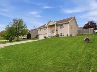 872 Cassandra Dr, Peosta, IA 52068
