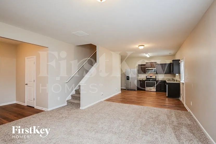 3 bed, 2.5 bath, 1616 sqft, $2,300 — Photo 3