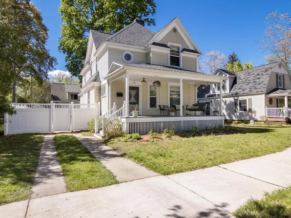 615 W 10th St, Traverse City, MI 49684