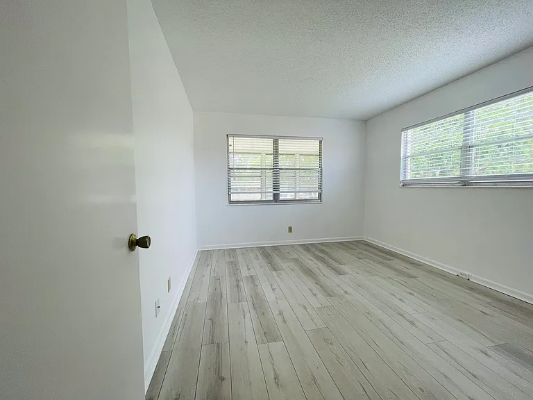 333 Farnham Cres #P — Photo 11