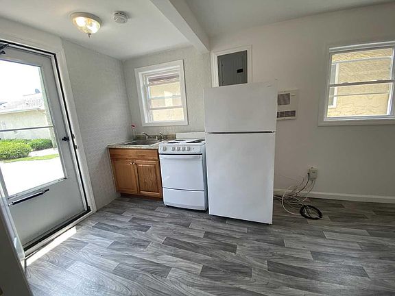 3rd image of 355 Bayville Ave APT 6