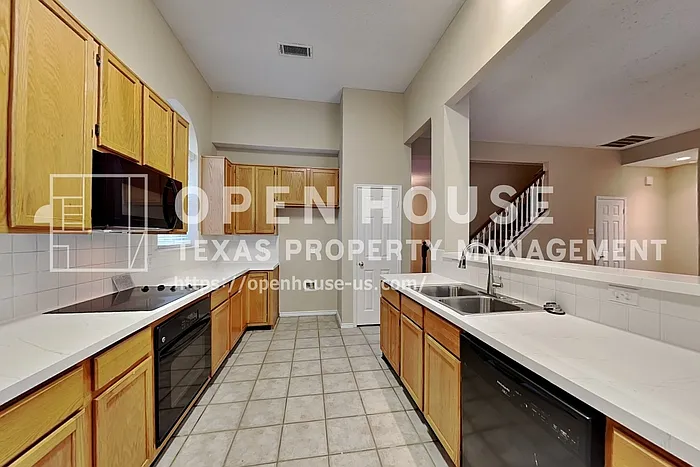 2317 Norwich St — Photo 4