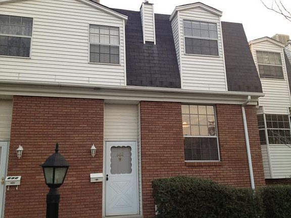 3rd image of 688 E Illiamsburg Cir