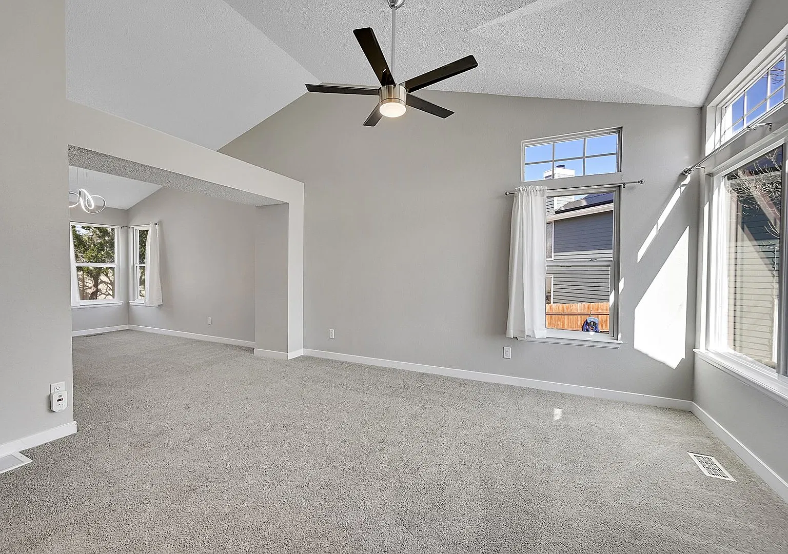 5 bedroom, 4 bath home with 2 car garage — Photo 4