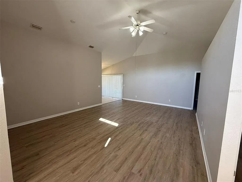 3 bed, 2.0 bath, 1422 sqft, $1,795 — Photo 3