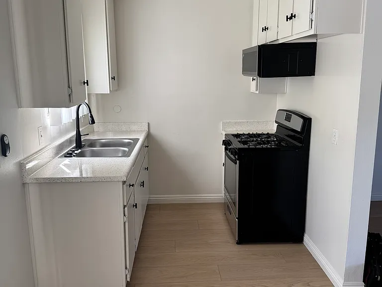 Venice Apartments — Photo 15