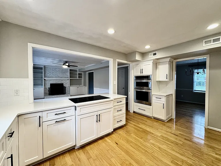 965 Commodore Dr — Photo 7