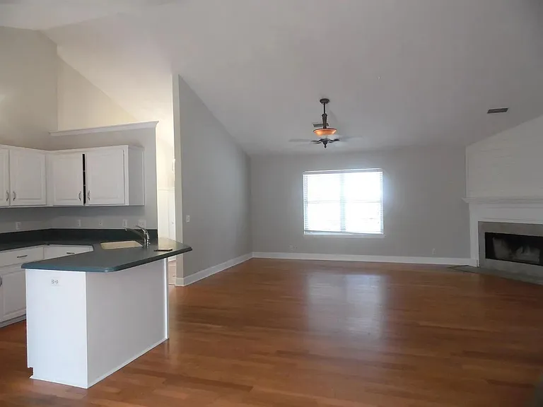 147 Royal Dr — Photo 6