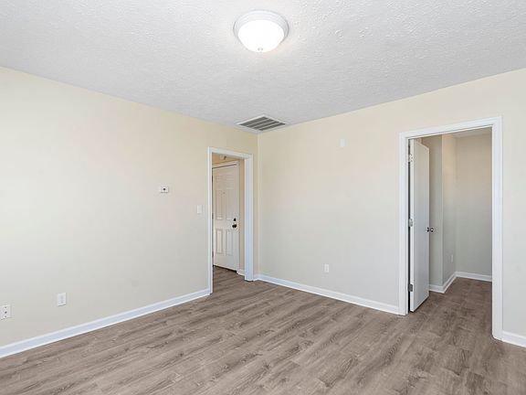 5th image of 556 N Delphine Ave APT 3