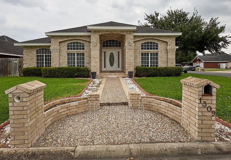 1309 Summerfield Ln — Photo 1