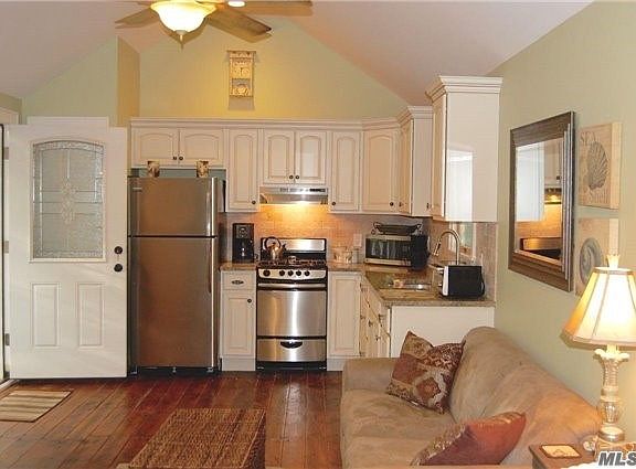 3rd image of 8310 Soundview Ave