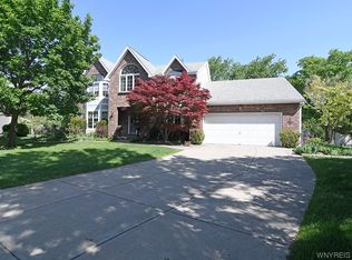 140 Hunt Club Cir, East Amherst, NY 14051