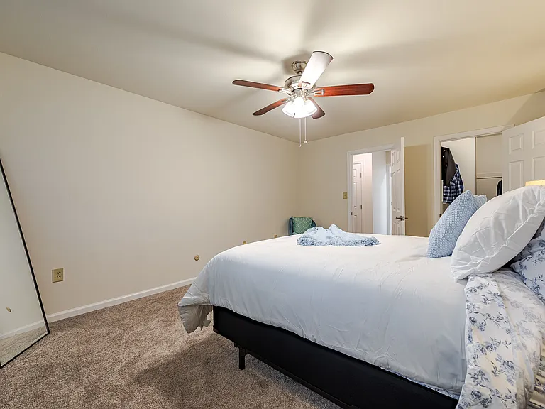 Park Apartments — Photo 9