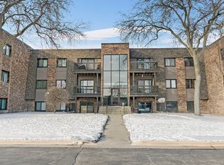 1484 Stonebridge Cir #B4, Wheaton, IL 60187