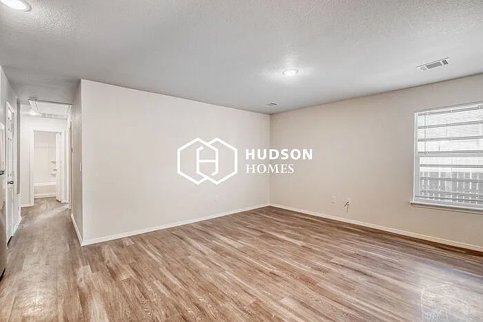 3 bed, 2.0 bath, 980 sqft, $1,025 — Photo 4