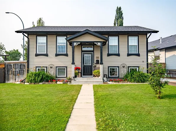 44 N Duncan St, Penhold, AB T0M 1R0