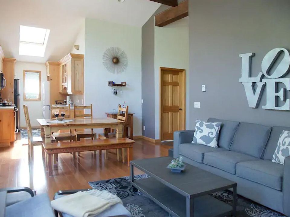 Great room - very open and bright. Vaulted ceilings and balcony. Modern colors and finishings.