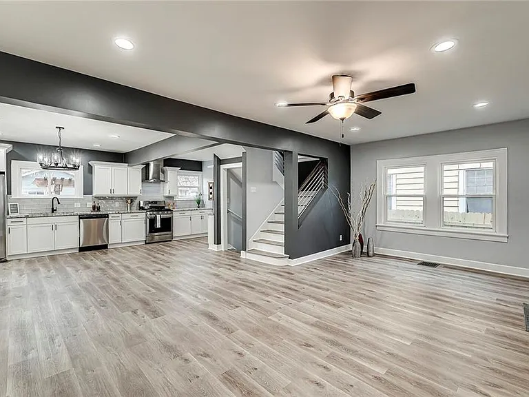 529 N Oxford St — Photo 2