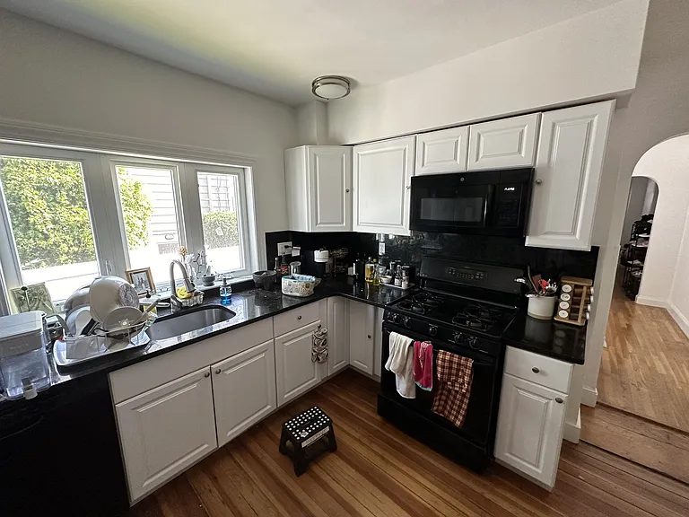 58-60 Waverly St #1 — Photo 2