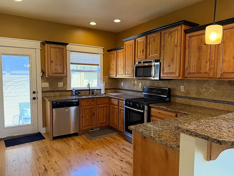 1398 S Division Ave — Photo 4