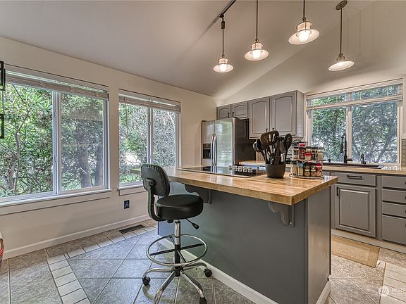 5th image of 711 NE Pinecrest Drive
