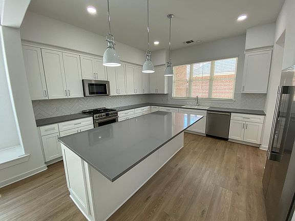 4th image of 12118 Savannah Ave
