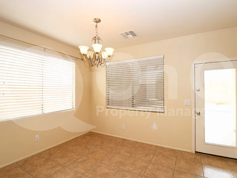 226 E Clairidge Dr — Photo 5