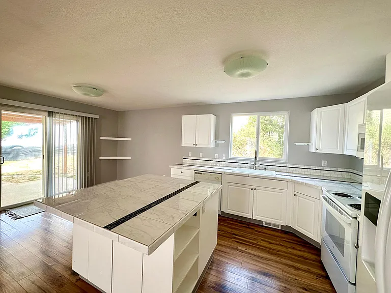 561 NW Mitchell Ct — Photo 6