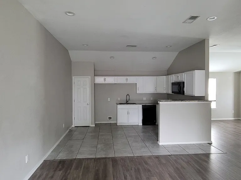 7237 Autumn Run Dr — Photo 3